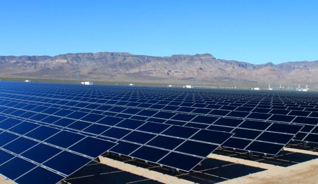 "Güneş tarlası"nda bin konuta yetecek elektrik üretiyor