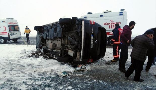 Malatya'da minibüs devrildi: 10 yaralı