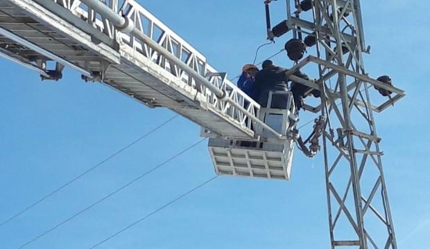 Çıktığı elektrik direği sonu oldu