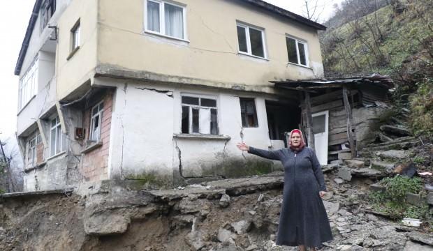 Heyelan evlerini ikiye böldü, eşyalarını bile alamadılar