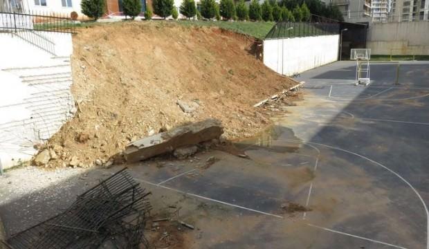 İstinat duvarı okulun bahçesine yıkıldı