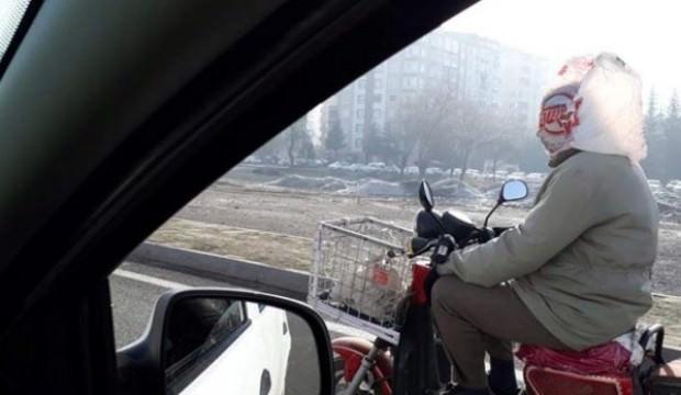 Trafikte görenler gözlerine inanamadı! Kafasında poşet...