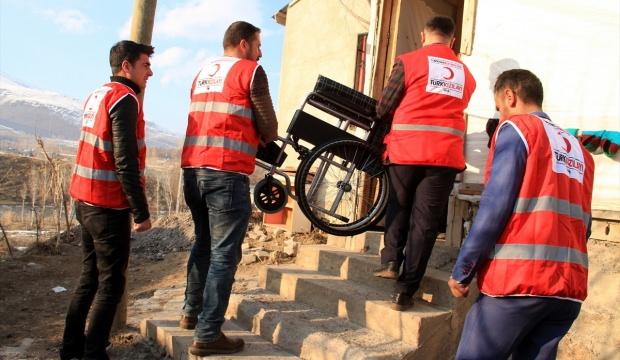 Kızılay'dan yaşlı kadına tekerlekli sandalye
