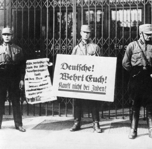 1933'te Hitler'in partisine üye Naziler, Yahudi dükkanlarından alışveriş yapılmaması çağrısında bulunarak boykot başlatmıştı.