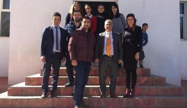 Üniversiteli gençlerden köy okuluna yardım
