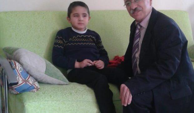 Engelli çocuğa tekerlekli sandalye desteği