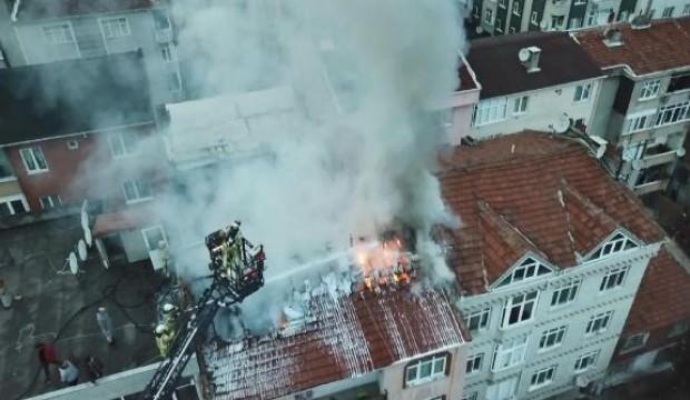 Gaziosmanpaşa'da binanın çatısı alev alev yandı