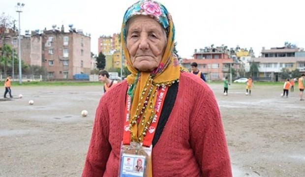 Altın Nine'nin futbol aşkı! 6 yıldır takımla birlikte...