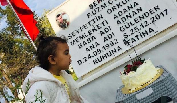 Şehidin mezarında yürek burkan görüntü