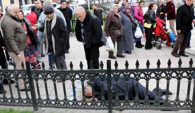 Herkes başına toplandı, nedenini öğrenen uzaklaştı
