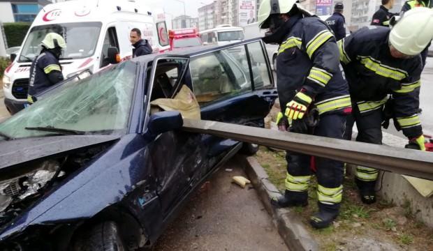 Kan donduran kaza! Bariyer karnına saplandı