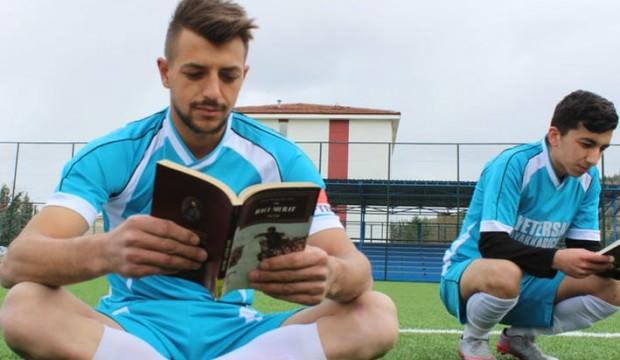 Hakem düdüğü çaldı, futbolcular kitap okumaya başladı