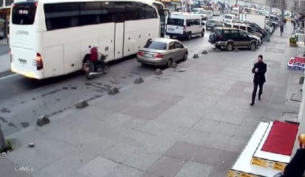 Motosikletle çarptığı kadını bırakıp kaçtı