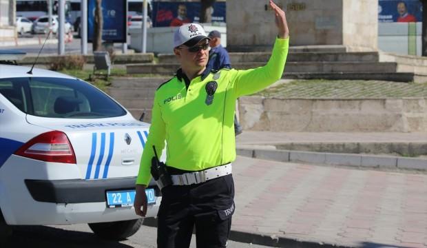 Trafik polisleri yeni kıyafetlerini giydi