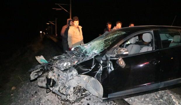 Tren otomobili biçti, 2 kişi son anda kurtuldu