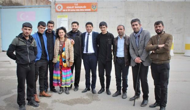 Cezaevine bu kez kelepçeyle değil kostümle girdiler