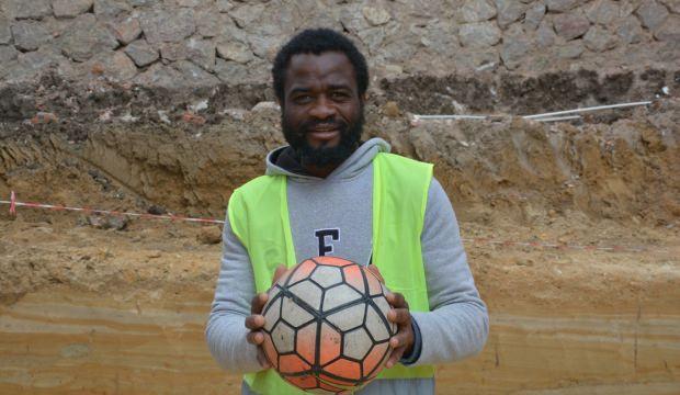 Futbol için geldi, inşaat işçisi oldu