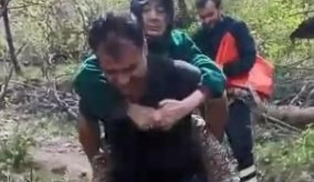 112’i çalışanı 82 yaşındaki hasta nineyi sırtında taşıdı