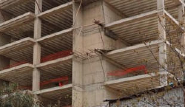 Elleri, ayakları bağlı ve tavana asılı olarak bulundu