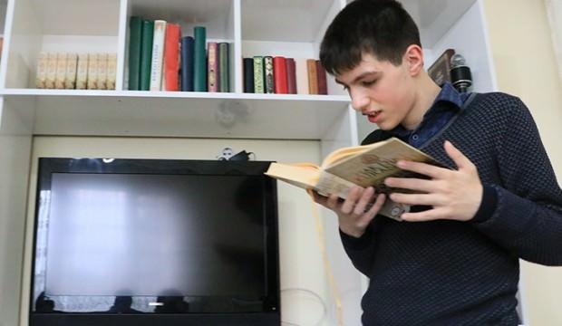 Kur'an-ı ezbere okuyan otizmli genç hafız oldu!