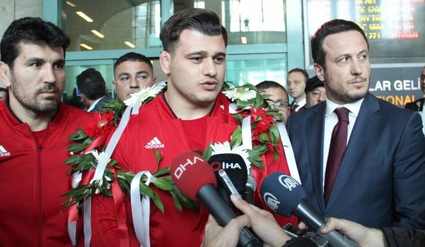 Şampiyonlara coşkulu karşılama