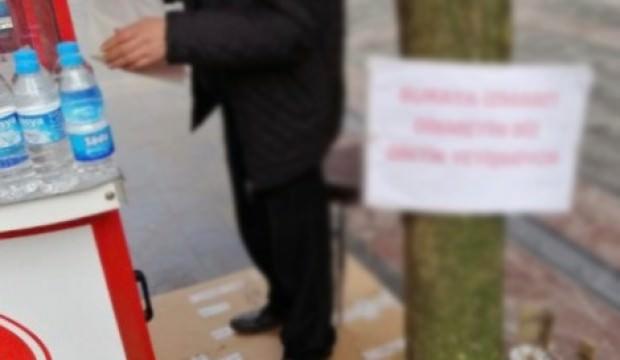 Sigara izmaritinden bıkan esnafın gülümseten levhası