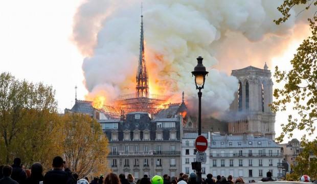 Notre Dame Katedrali yandı! Macron: Yeniden inşa edeceğiz