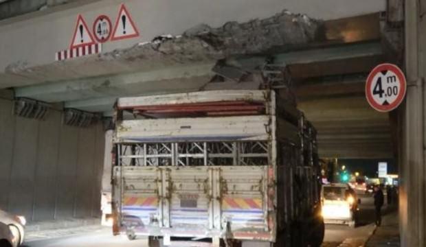 Gaziosmanpaşa'da kamyon köprüye takıldı