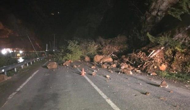 Giresun’da heyelan: Karayolu trafiğe kapandı