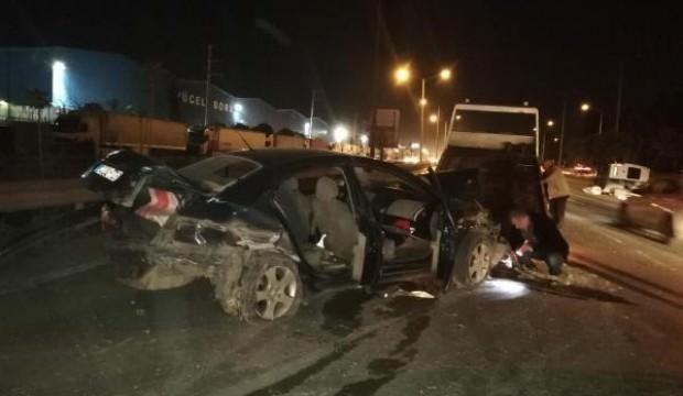 Otomobil ile minibüs çarpıştı: 3 yaralı