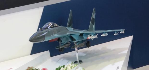 Rosoboronexport standında Su-35 savaş uçağına ait maketin sergilenmesi dikkat çekti.