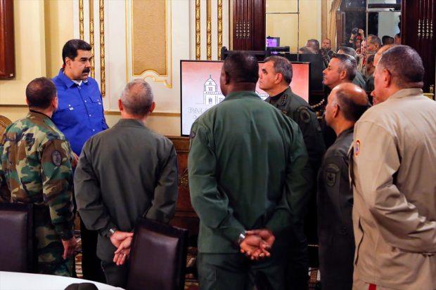 Maduro darbe girişimi olduğu sırada kabine üyeleri ve güvenlik güçleri ile bir araya geldi.