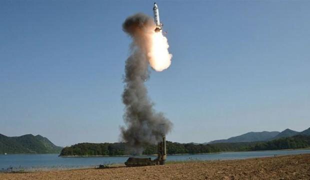 Kim Jong füzeleri peş peşe ateşledi!