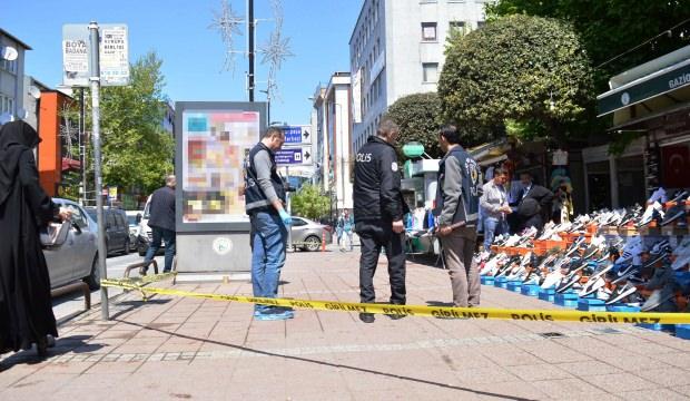 Kız kardeşini ve onun yanındaki şahsı cadde üzerinde vurdu