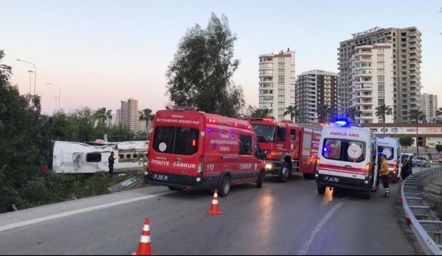 Adana'da yolcu otobÃ¼sÃ¼ devrildi: 2 Ã¶lÃ¼, 29 yaralÄ± ile ilgili gÃ¶rsel sonucu