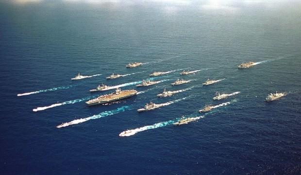 USS Abraham Lincoln uçak gemisi Süveyş Kanalı'ndan geçti