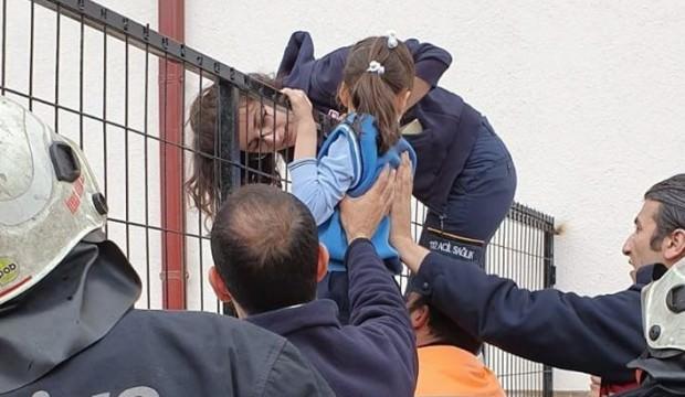 Eli demir korkuluklara sıkışan çocuğu itfaiye kurtardı