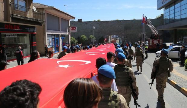 Trabzon’daki Gençlik Yürüyüşü’nden renkli kareler