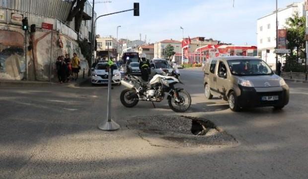 Üsküdar'da yol çöktü