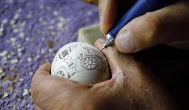 Yumurtaları delerek sanat eserine çeviriyor