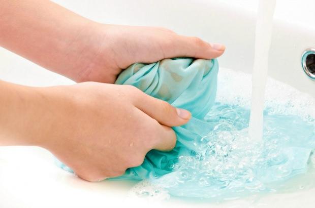 Renk veren çamaşırın lekesi nasıl temizlenir? 