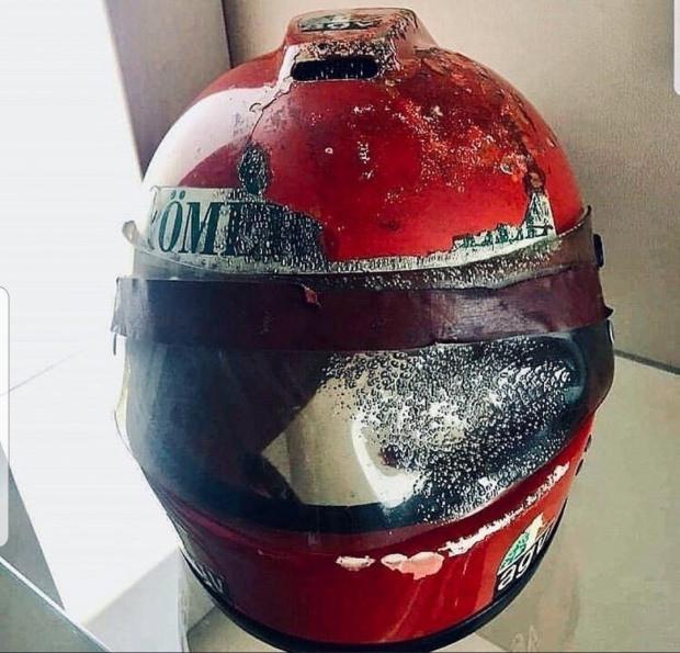 Lauda'nın kaskı, aracında çıkan yangın sonrası bu hale gelmişti.