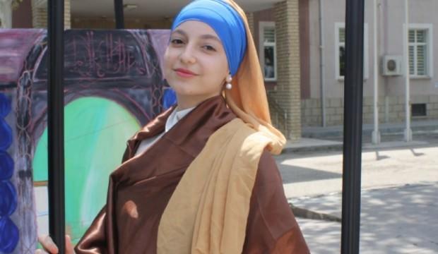 Kaplumbağa terbiyecisi ve inci küpeli kız canlandı