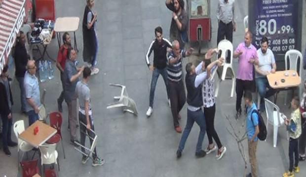 Sokak ortasında sandalyeler havada uçuştu
