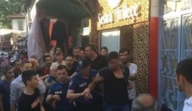 Sokakta kadını döven Suriyeliye saldırdılar!