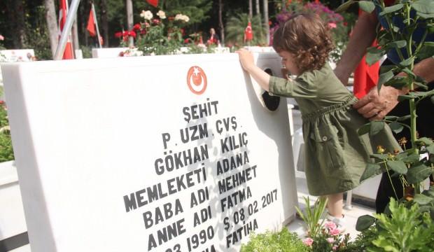 Hiç görmediği babasıyla böyle bayramlaştı