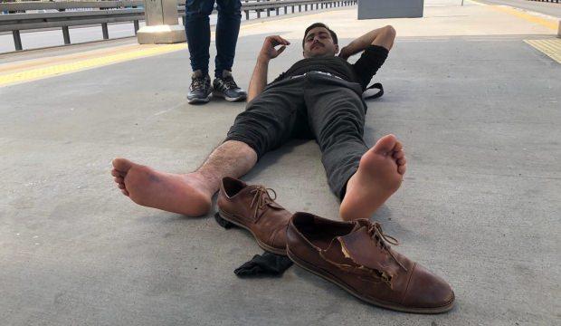 Metrobüs durağında ayak ezdiren şaka