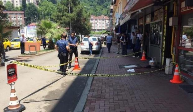 Sokak ortasında dehşet! Bıçakla boğazını kesti