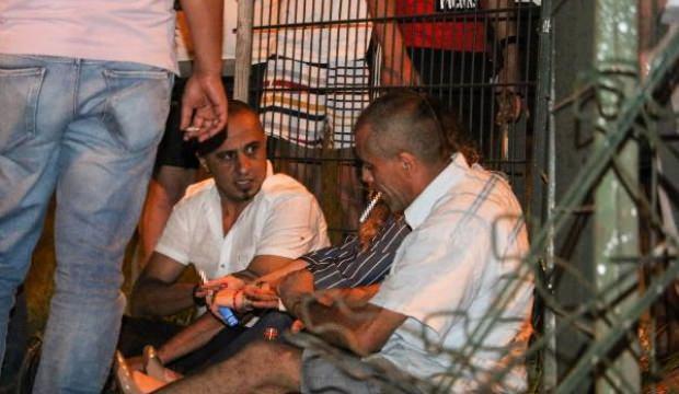 Takla atan araçtan çıkıp sigara içtiler