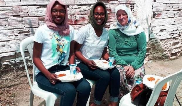 Afrikalı kardeşler, köyün hayır yemeğine katıldı